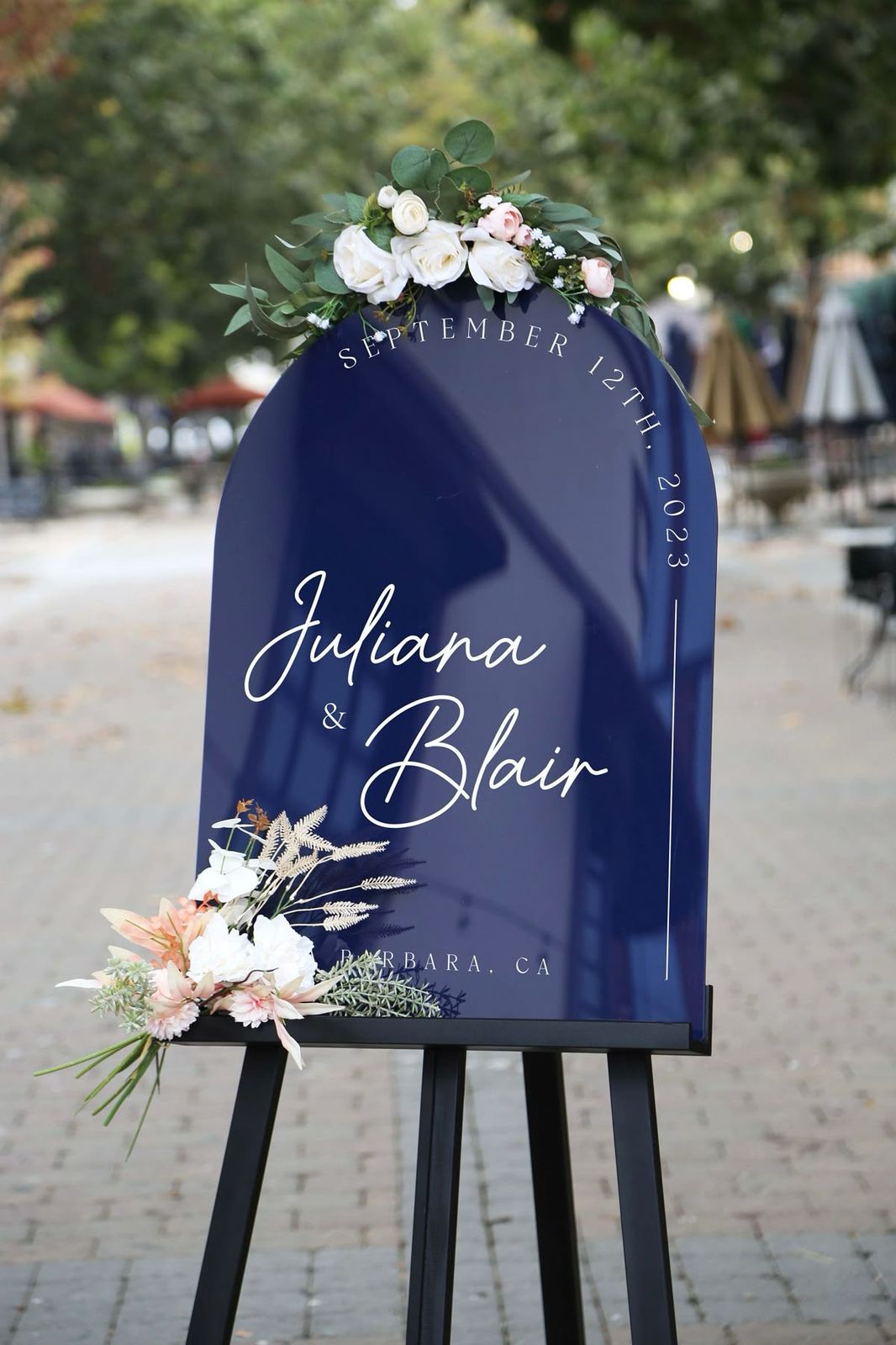 Welcome sign on easel - Design 3